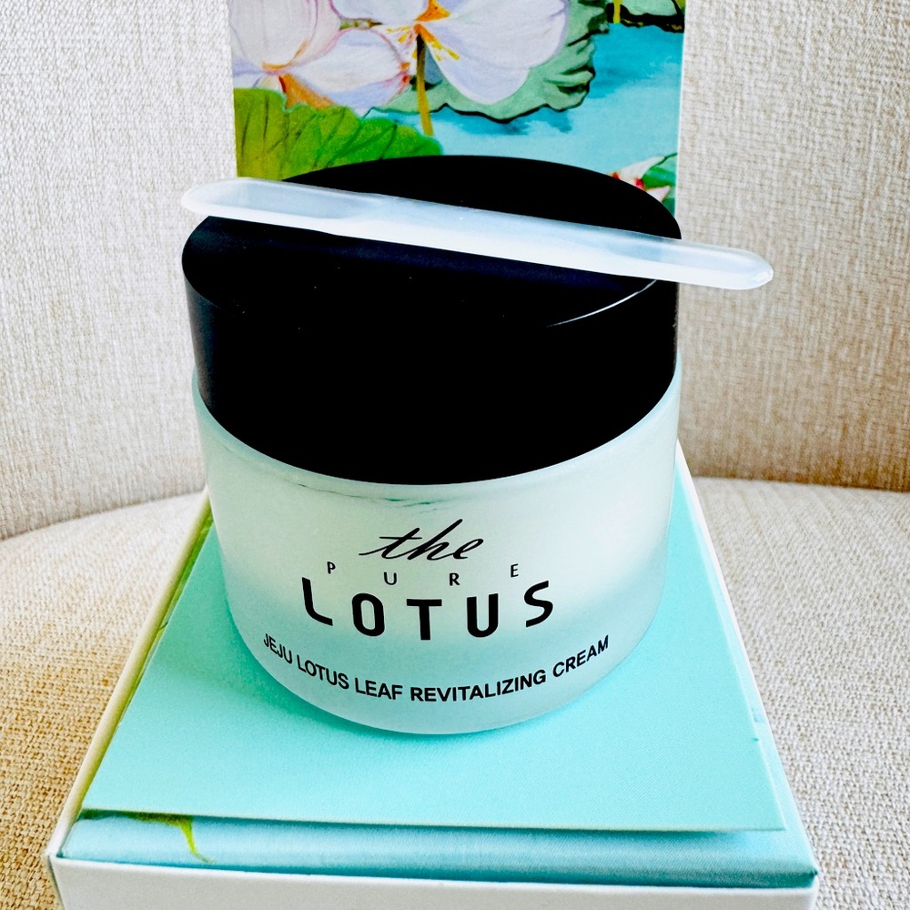 The Pure Lotus Jeju Lotus Leaf Revitalizing Cream. Korean Skincare